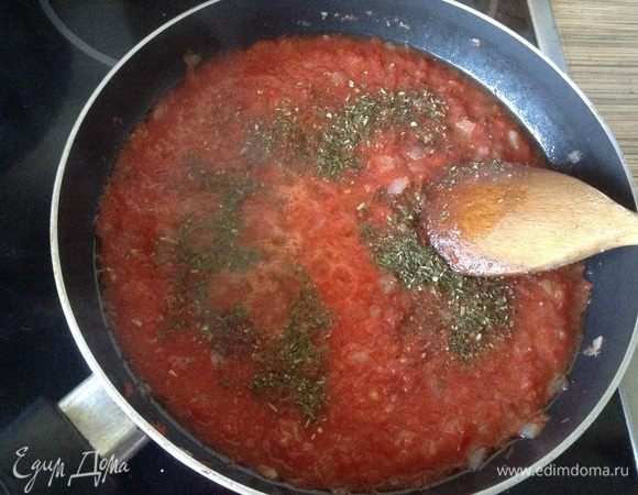 Помидоры и перец перебить блендером или на мясорубку, добавить к луку, добавить соль, перец травы тушить еще 5-7 минут