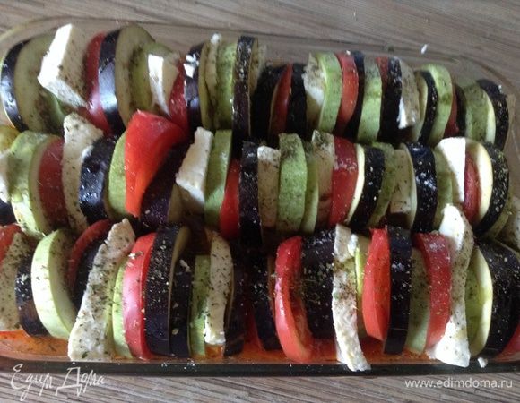 Овощи нарезать колечками, в форму вылить соус сложить попеременно овощи и переложить их сыром. Соус должен доходить до середины формы, если маловато, долить кипяченой воды. Сверху сбрызнуть оливковым маслом, немного присолить и посыпать травами. Накрыть фольгой или пергаментом и поставить в духовку при 190С на минут 40, снять фольгу уменьшить до 180С и запекать еще минут 15, чтобы овощи зарумянились. Приятного аппетита!