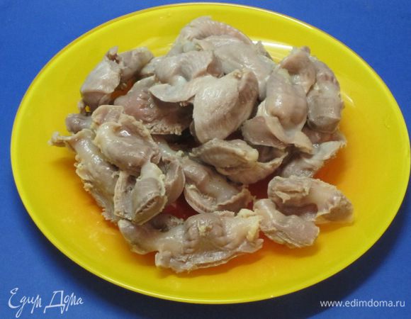 Вымыть куриные желудочки. Заложить в кипящую подсоленную воду, довести до кипения, варить на медленном огне около 1,5 часа.