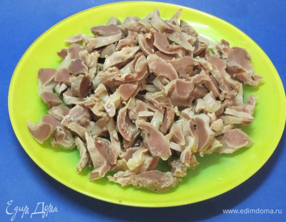 Дать остыть в бульоне, вынуть. Нарезать соломкой или небольшими кусочками.