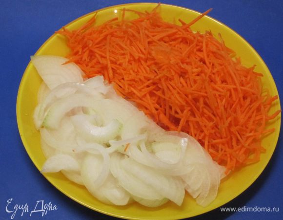 Морковь очистить, натереть на терке для моркови по-корейски. Лук очистить, нарезать тонкими полукольцами.