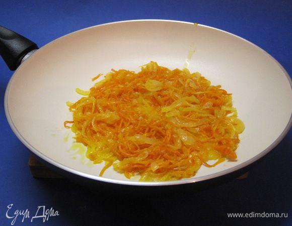 Лук и морковь обжарить на сковороде с разогретым растительным маслом. Остудить.