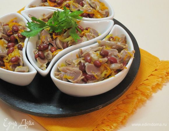 Посолить, поперчить, заправить растительным маслом. Можно заправить и майонезом. Разложить по салатникам.