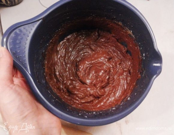 Шоколад со сливочным масло растопить на водяной бане, остудить при комнатной температуре и смешать со взбитыми сливками и сливочным сыром. В шоколадную массу добавить коньяк и измельченные в блендере орехи (как можно мельче). Массу хорошенько вымешать. Потом я делю массу на 3 части (по видам конфет) и убираю 3 емкости в холодильник на 1,5-2 часа. За это время масса станет более плотной и из нее можно будет сформовать конфеты.