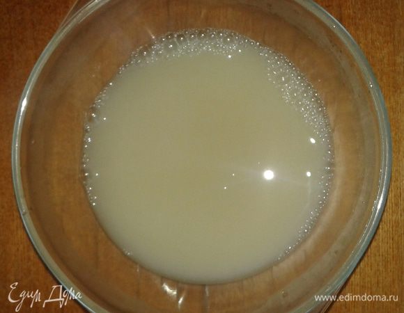 Развести дрожжи в теплой воде, добавить соль, дать постоять 10 мин.