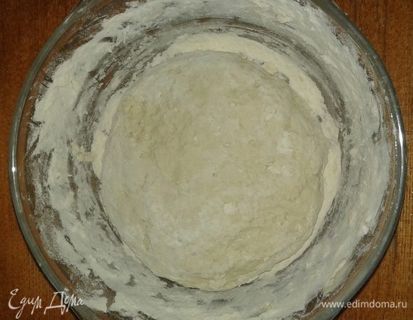 Замесить тесто и дать подняться в теплом месте примерно 1 час.