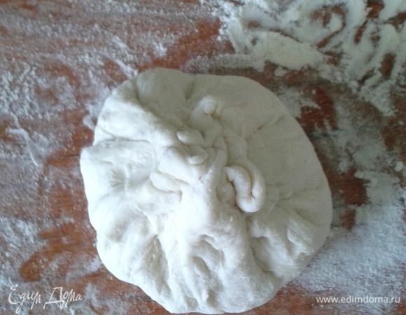 Бортики поднимаем и слепливаем к середине, полученный «мешочек» делаем плоским и даем расстояться минут 5.