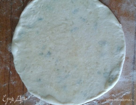 Затем раскатываем скалкой толщиной примерно 0,5-0,7 см.