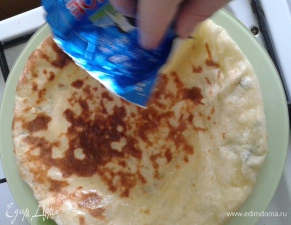 Полученную лепешку жарим на раскаленной сковороде без масла с двух сторон, выкладываем на блюдо и смазываем сливочным маслом тоже с двух сторон.