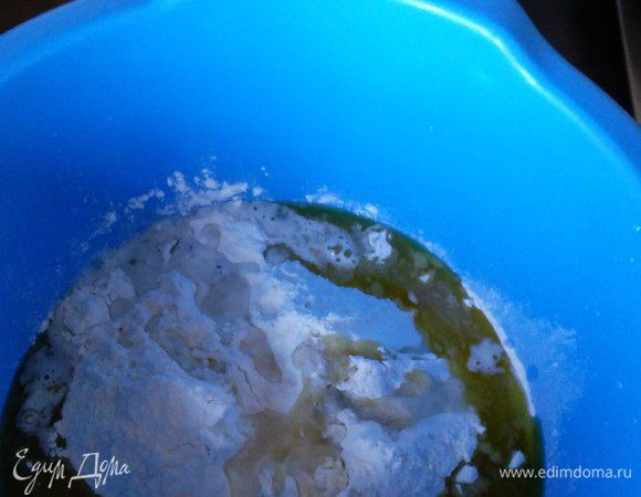 Смешать в миске  муку, масло (у меня оливковое), соль и холодную воду.