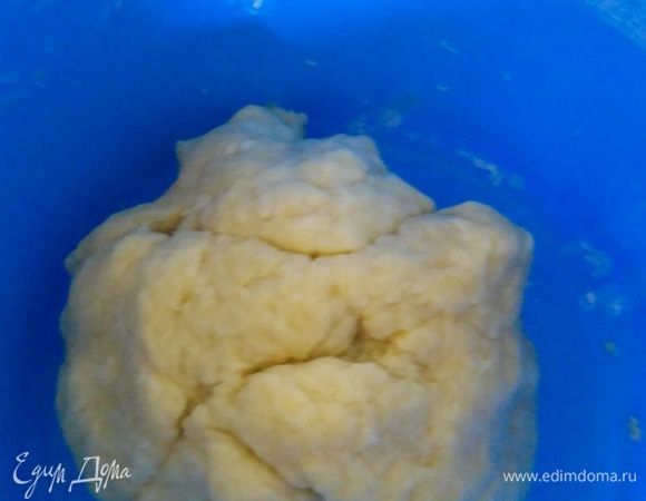 Замесить крутое тесто, накрыть полотенцем.