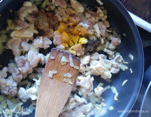 Обжаривать до готовности мяса, посолить, добавить специи по вкусу (у меня перец черный, куркума и кориандр). В готовую начинку добавить мелко нарезанную зелень (у меня петрушка).