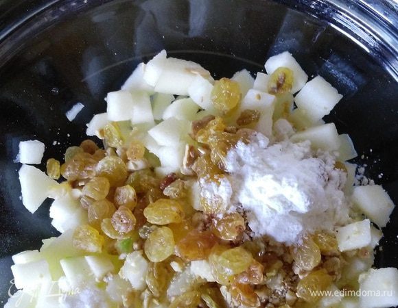 Смешать все, добавить ложечку сахарной пудры и крахмала.