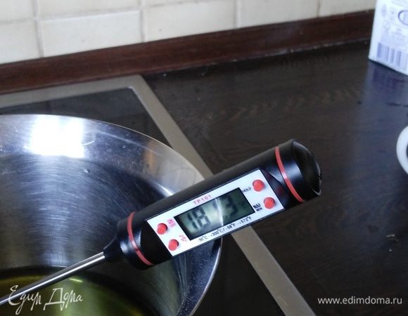 Масло для фритюра разогреть на среднем огне примерно до 180 С. У меня совершенно внезапно закончилось подсолнечное масло, поэтому добавила оливковое и налила маловато, конечно.