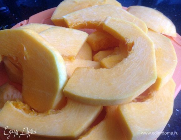 Духовку разогрейте до 180 градусов. Тыкву очистите, удалите семечки, нарежьте на ломтики, выложите в форму для запекания.