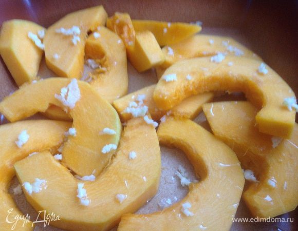 Чеснок выдавите прессом, распределите на тыкву.