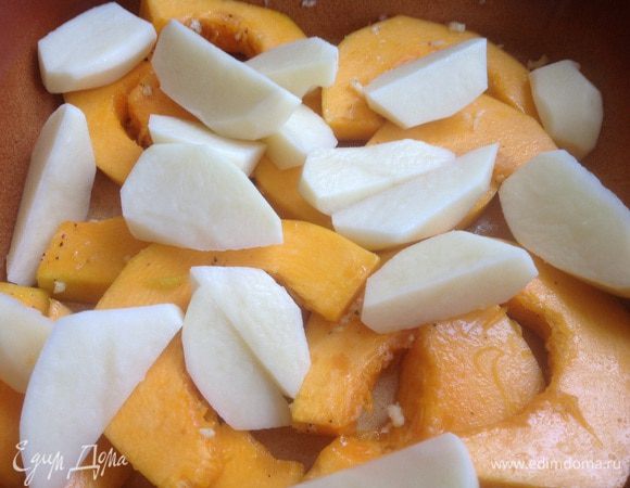 Картофель почистите, разрежьте на четвертушки и выложите к тыкве, посолите, приправьте перцем, сбрызните оливковым маслом.