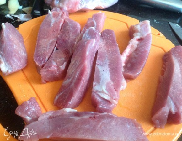 Индейку (у меня было бедро без кости) нарежьте длинными полосками, должно получиться 8 кусочков.