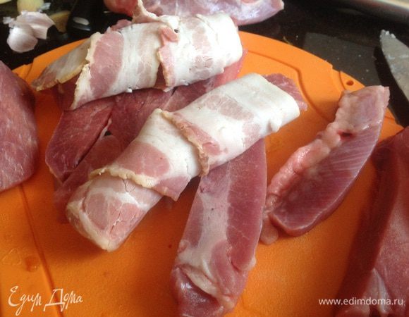 Каждый кусок индейки заверните в бекон.