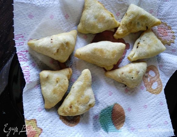 Выложить на бумажное полотенце, чтобы впиталось масло.