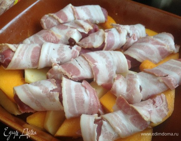 Выложите сверху, на овощи. Запекайте в духовке 1 час.