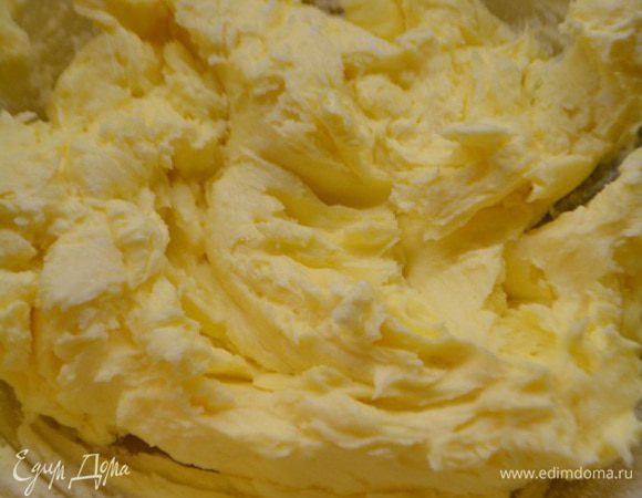 Масло комнатной температуры растереть с сахарной пудрой.