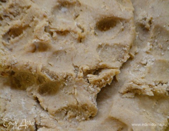 Добавить желток, перемешать. Всыпать какао с горкой и муку, влить пару капель миндального экстракта. Вымесить мягкое тесто.