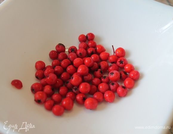 Рябину промыть под проточной водой и положить в чашу блендера.