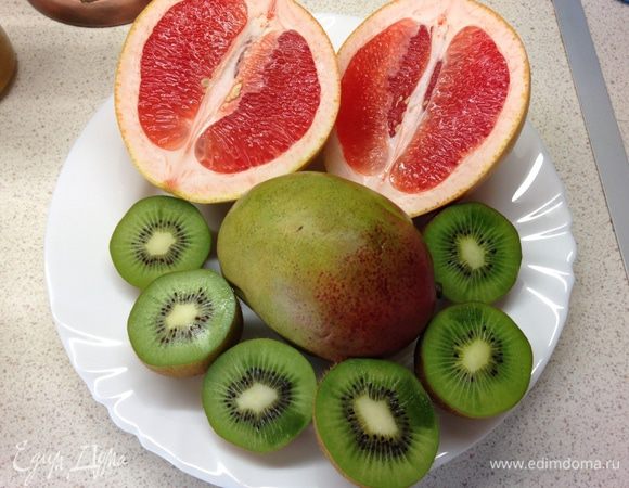 Все фрукты очищаем от кожуры (киви легко очистить с помощью столовой ложки) и выкладываем в блендер. 