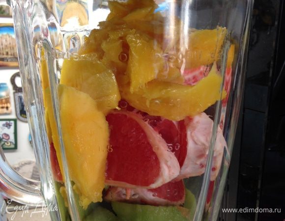 Чтобы смузи не получился слишком густым, как пюре, да и чтобы немного разбавить кислотность, добавляем 2 стакана воды.
Семена кладем сверху фруктов.