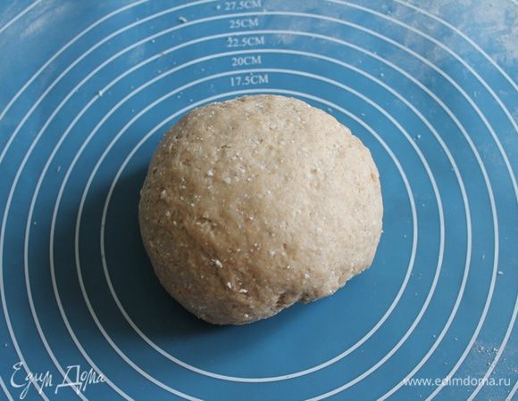 Сформировать из теста булку и оставить подходить в теплом месте на 1-1,5 часа. 