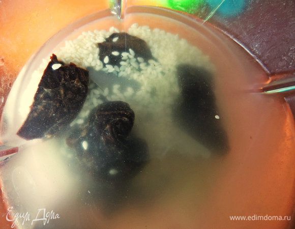 Отправить в ёмкость блендера воду с кунжутом и чернослив.