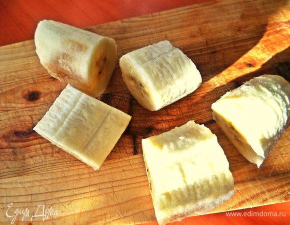 Банан нарезать кусочками.