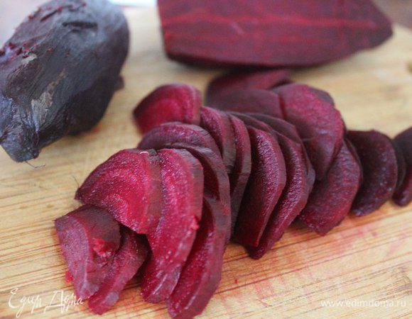 Свеклу нарезаем тоненьким ломтиками.