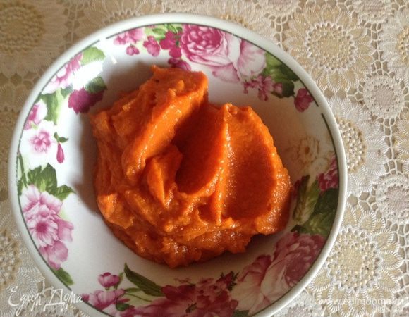 Для тыквенного пюре я взяла около 800 г сырой тыквы без кожуры и запекла в духовке при 200°C 30 минут. Затем нужно пробить блендером, в теплое пюре добавить сахар, дать остыть.