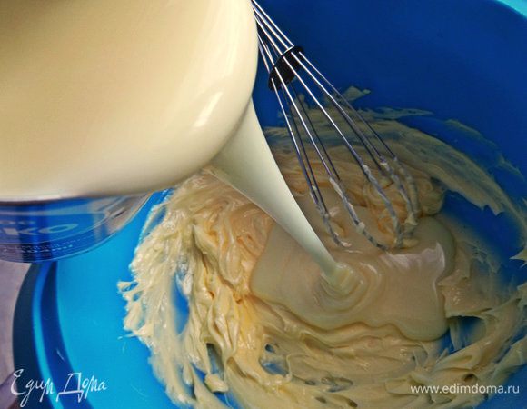 Влить в мягкое масло сгущёнку.