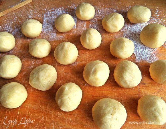 Каждый кусочек катаем в шарик.