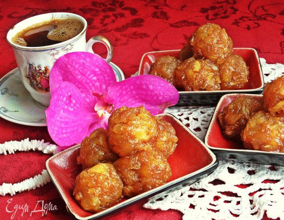 Для начинки я использовала мягкие ананасовые цукаты, которые получаем путём выпаривания ананаса и карамелизируя его в коричневом сахаре. Рецепт здесь: http://www.edimdoma.ru/retsepty/76594-ananasovye-tsukaty