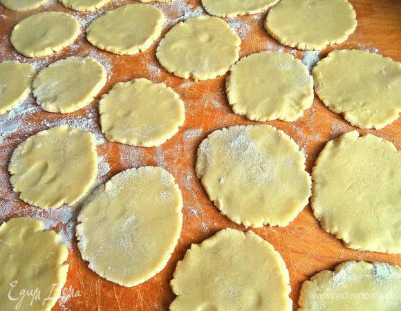 Итак шарики раскатываем в кружочки (справится любой школьник).