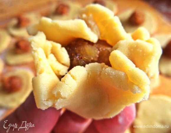 Защипываем тестом со всех сторон начинку.