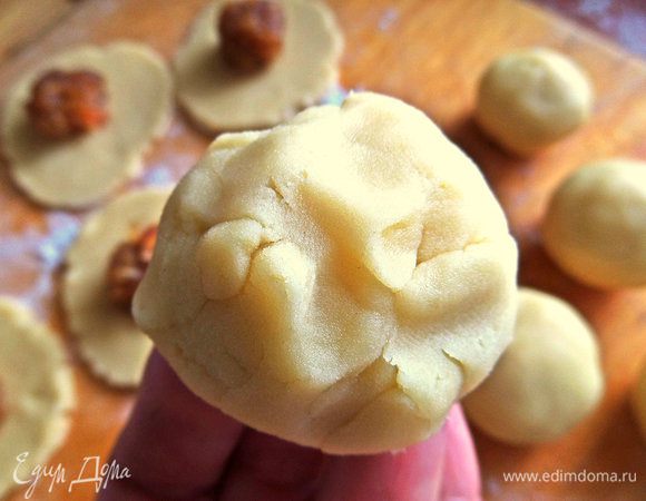 Закатываем в ладонях все швы.