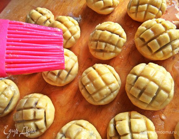 Смазываем верх кисточкой.