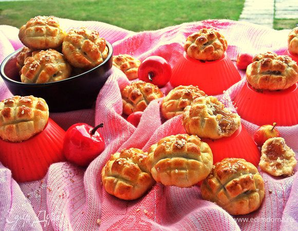 Горячее печенье не спешите трогать руками. Оно такое рассыпчатое, что готово раскрошиться от дуновения, как белый одуванчик!