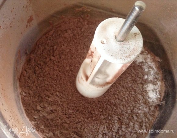 Для основы: масло, какао, сахар, соль пробить в блендере в крошку.