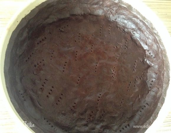 Шоколадное тесто капризное, нужно быстро раскатать его между двумя листами пергамента, уложить в форму (26 см), наколоть вилкой, отправить на 15 минут в морозилку. Достать, уложить лист пергамента и груз, выпекать 15 минут при 180°C с грузом и еще 10 минут без груза.