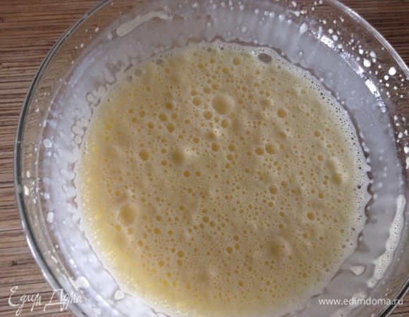 Взбить холодные сливки с желтками до пышности (но в следующий раз сделаю по-другому: сахар взбить с желтками добела, сливки — до пиков, потом соединить, будет более воздушная и пышная структура).