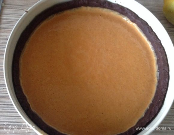 Соединить пюре и сливочно-яичную смесь, вылить в форму, выпекать при 180°C 40 минут.