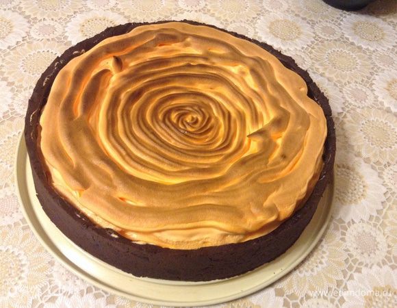 Меренга: слегка взбить белки с сахаром, поставить на водяную баню, помешивая довести до 50С°, снять, добавить лимонный сок и краситель (по желанию). Взбить до пиков, переложить в мешок, отсадить на пирог. Я ставила под гриль на 3 минуты. Если его нет, то при 150°C печь где-то 10 минут, чтобы меренга схватилась.