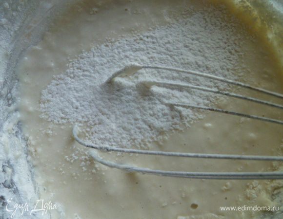 Для начала приготовим лаваш.
Если у вас есть готовый, то вы можете пропустить шаги с приготовлением лаваша.
К нам в село не возят лаваш, поэтому я сама его делаю.
В воду добавить соль, растительное масло и понемногу вводим просеянную муку.