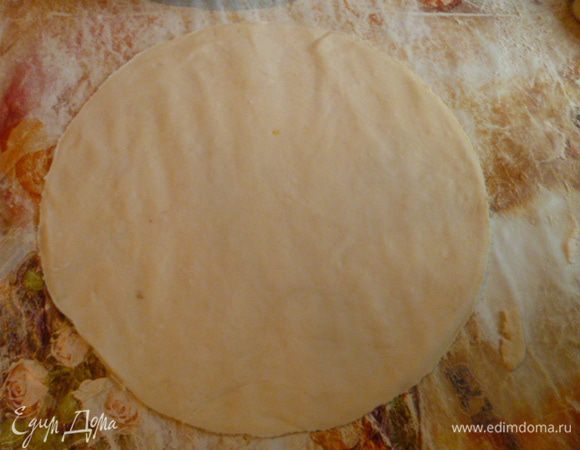 Каждую часть я тонко раскатываю, затем прикладываю тарелку нужного мне размера и обрезаю.
Затем из остатков теста тоже раскатываю лаваш.